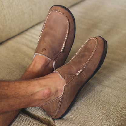 OluKai Moloā Slipper - Toffee / Dark Wood