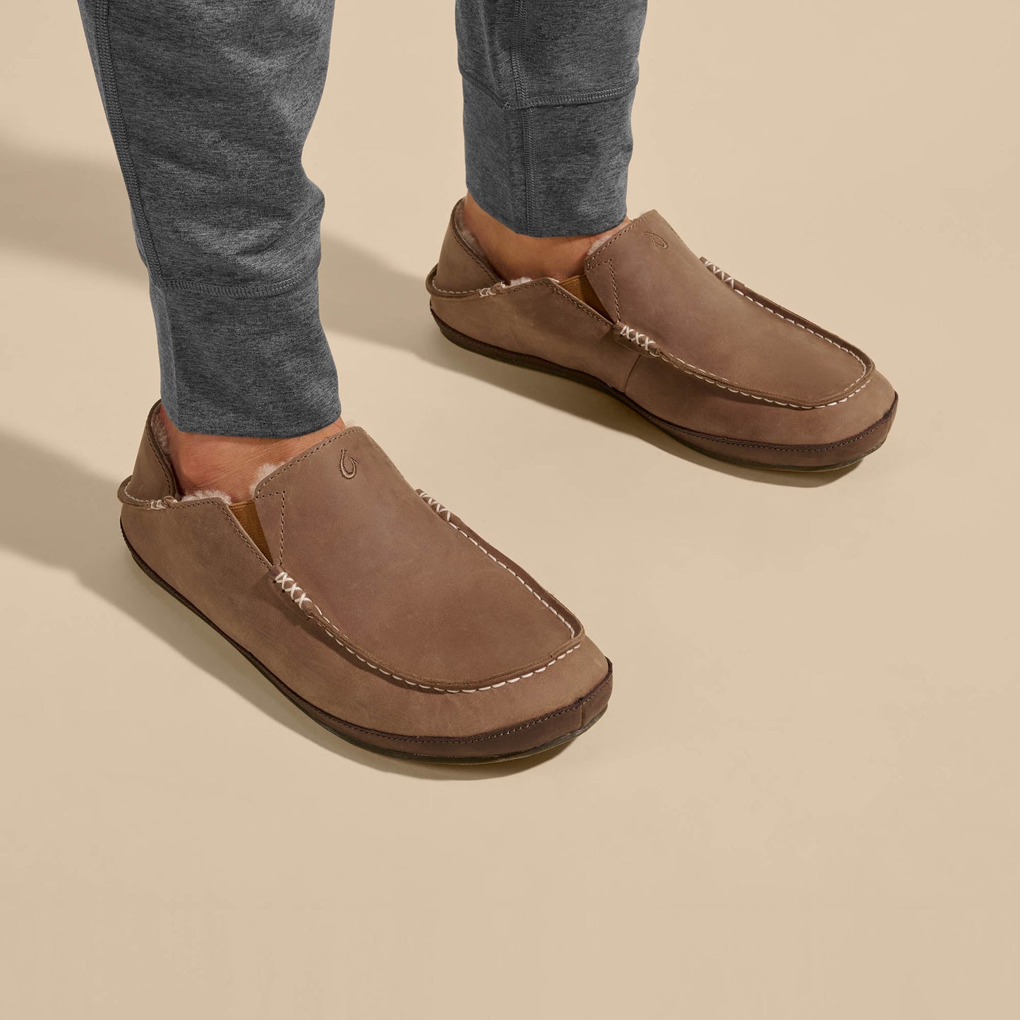 OluKai Moloā Slipper - Toffee / Dark Wood