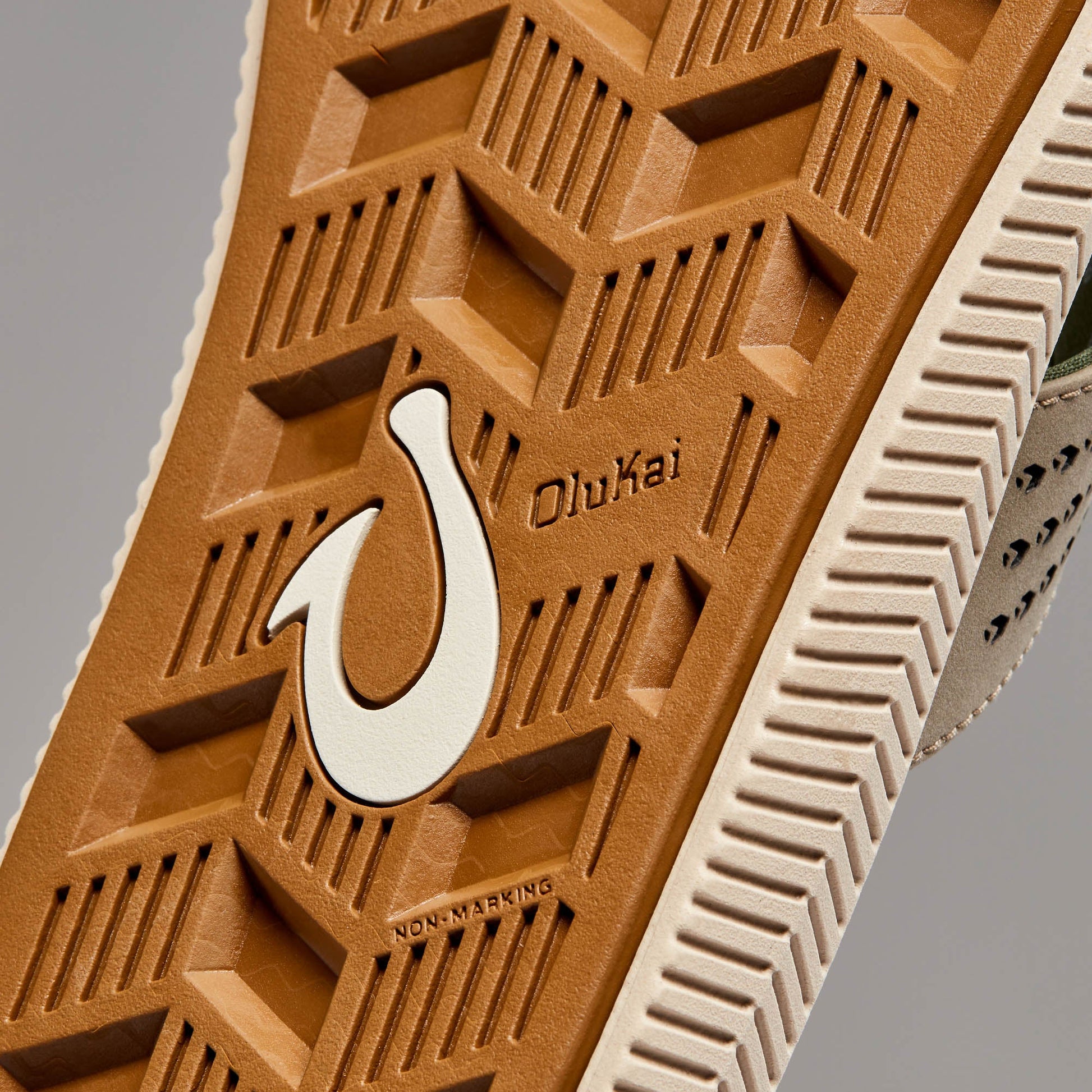 OluKai Ulele - Clay / Mustang