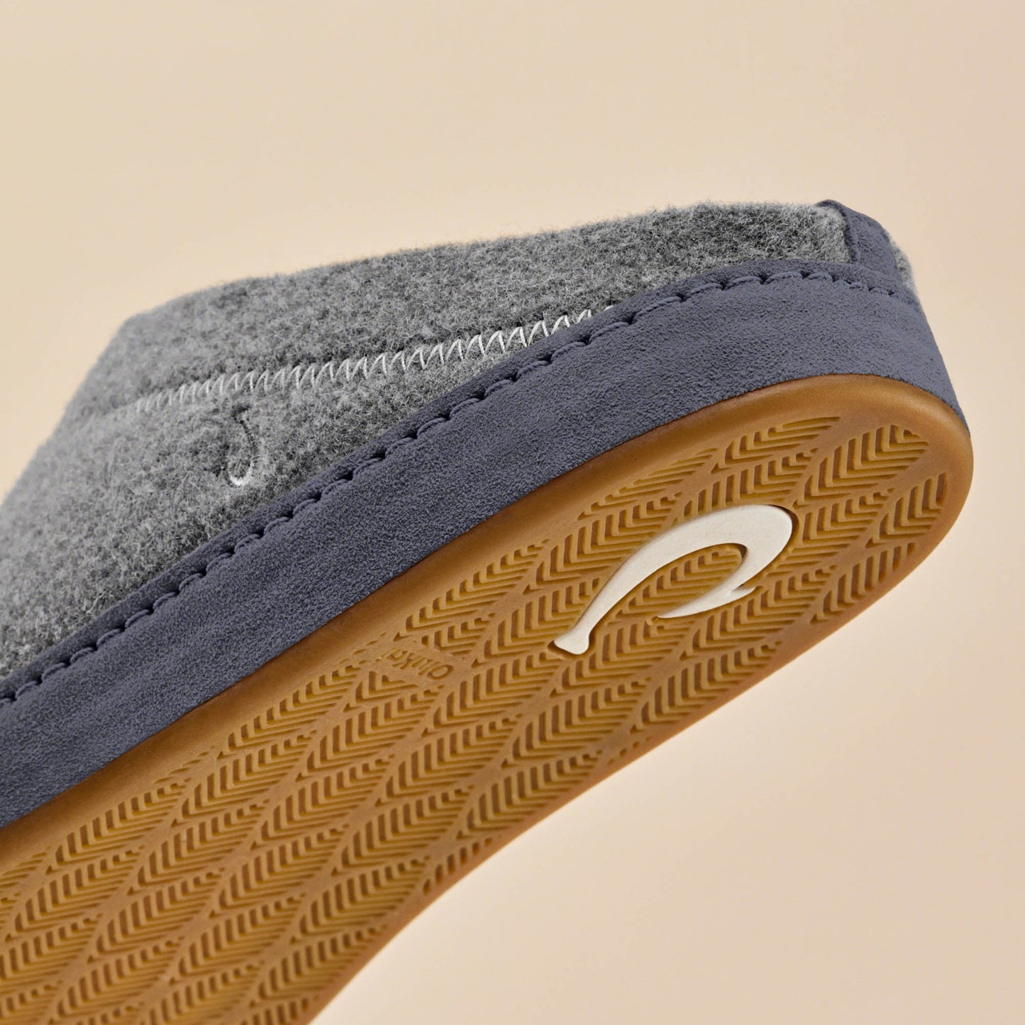 OluKai Hāmani Hulu - Graphite / Trench Blue
