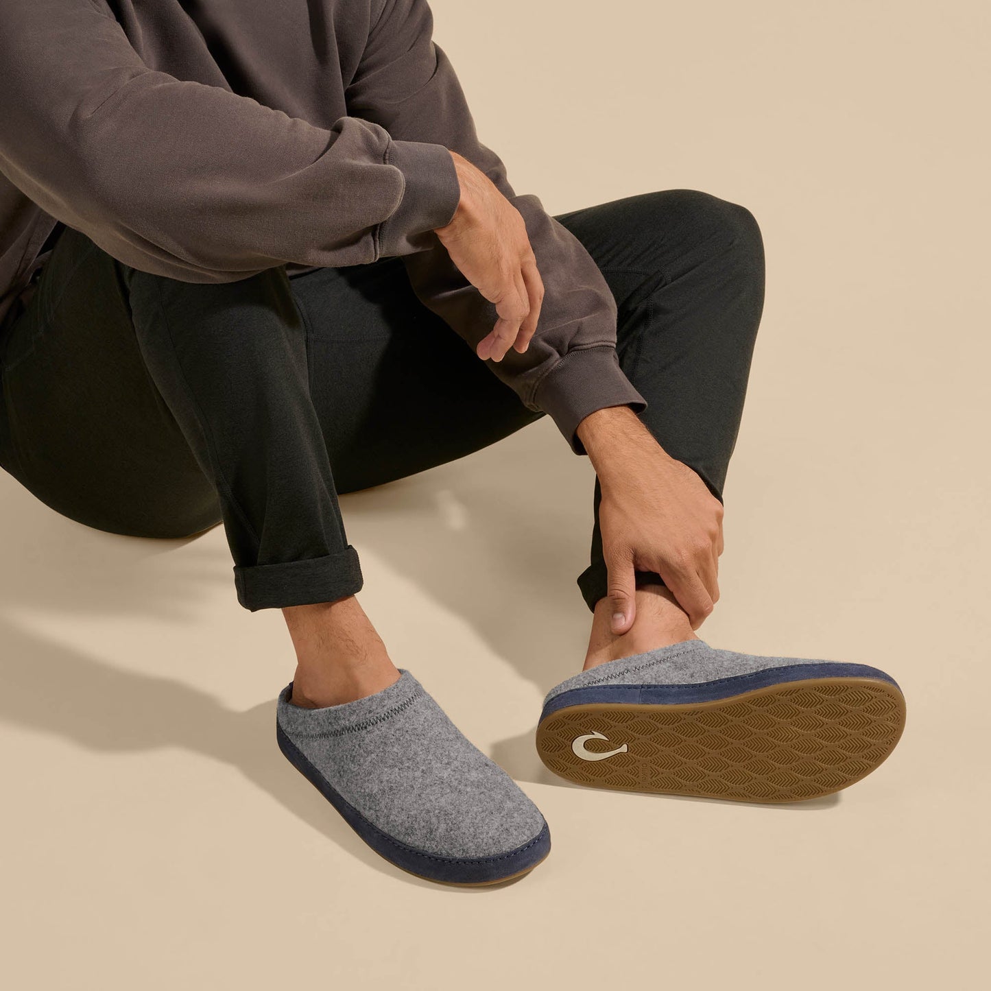 OluKai Hāmani Hulu - Graphite / Trench Blue