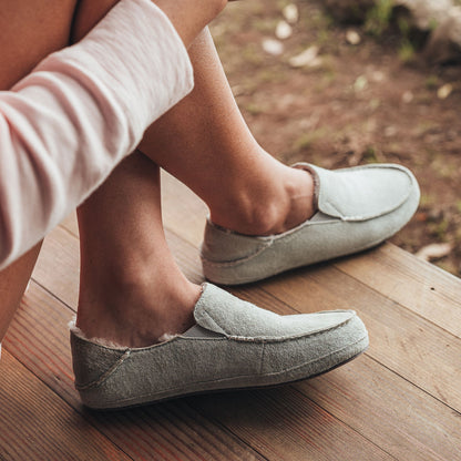 OluKai Nohea Slipper - Pale Grey