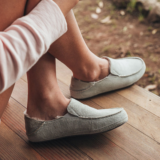 OluKai Nohea Slipper - Pale Grey