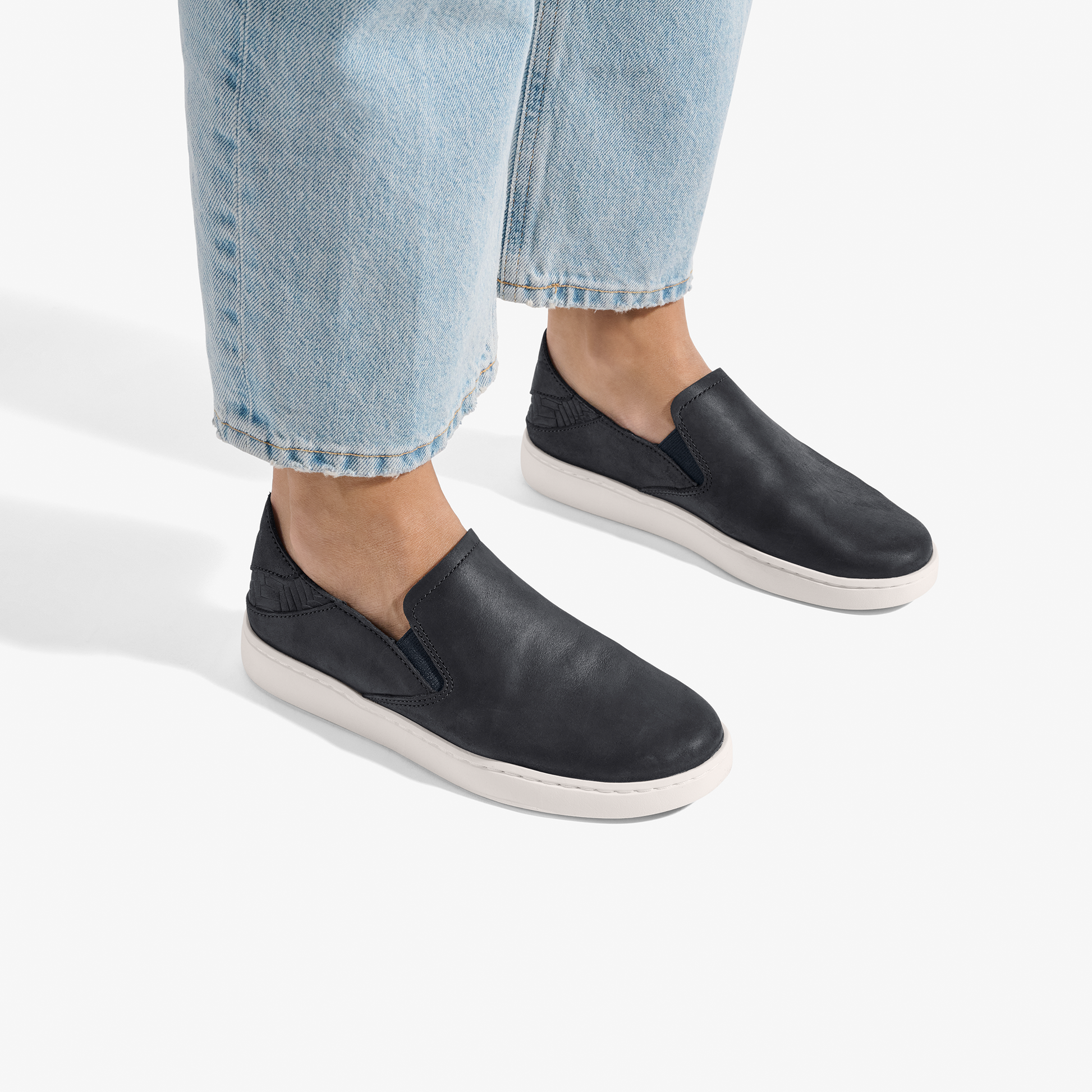 OluKai Pehuea Leather-Onyx / Onyx