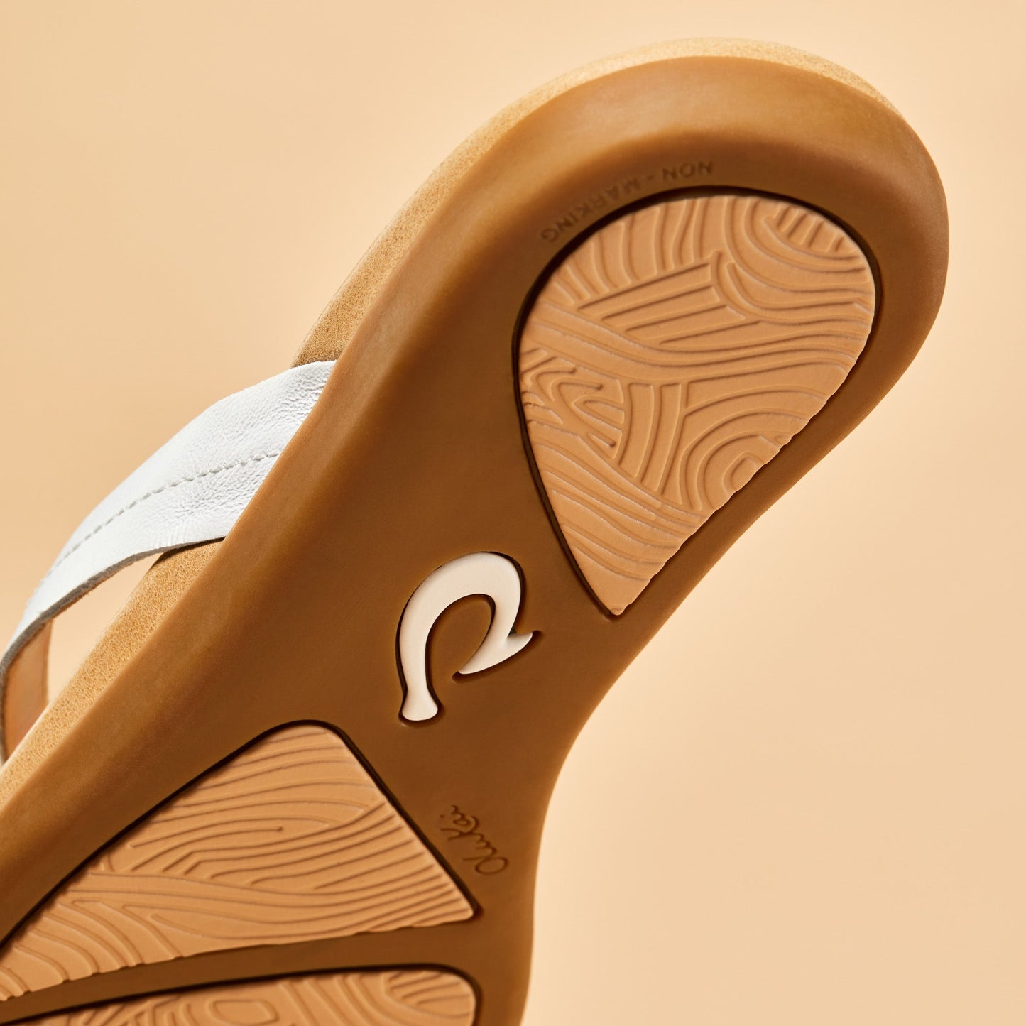 OluKai Honu - Bright White / Golden Sand