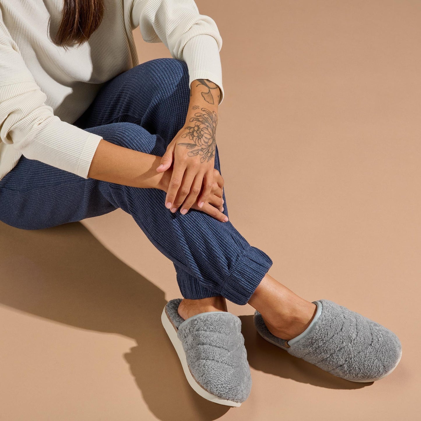 OluKai Pūpū Mua - Pale Grey