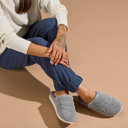 OluKai Pūpū Mua - Pale Grey