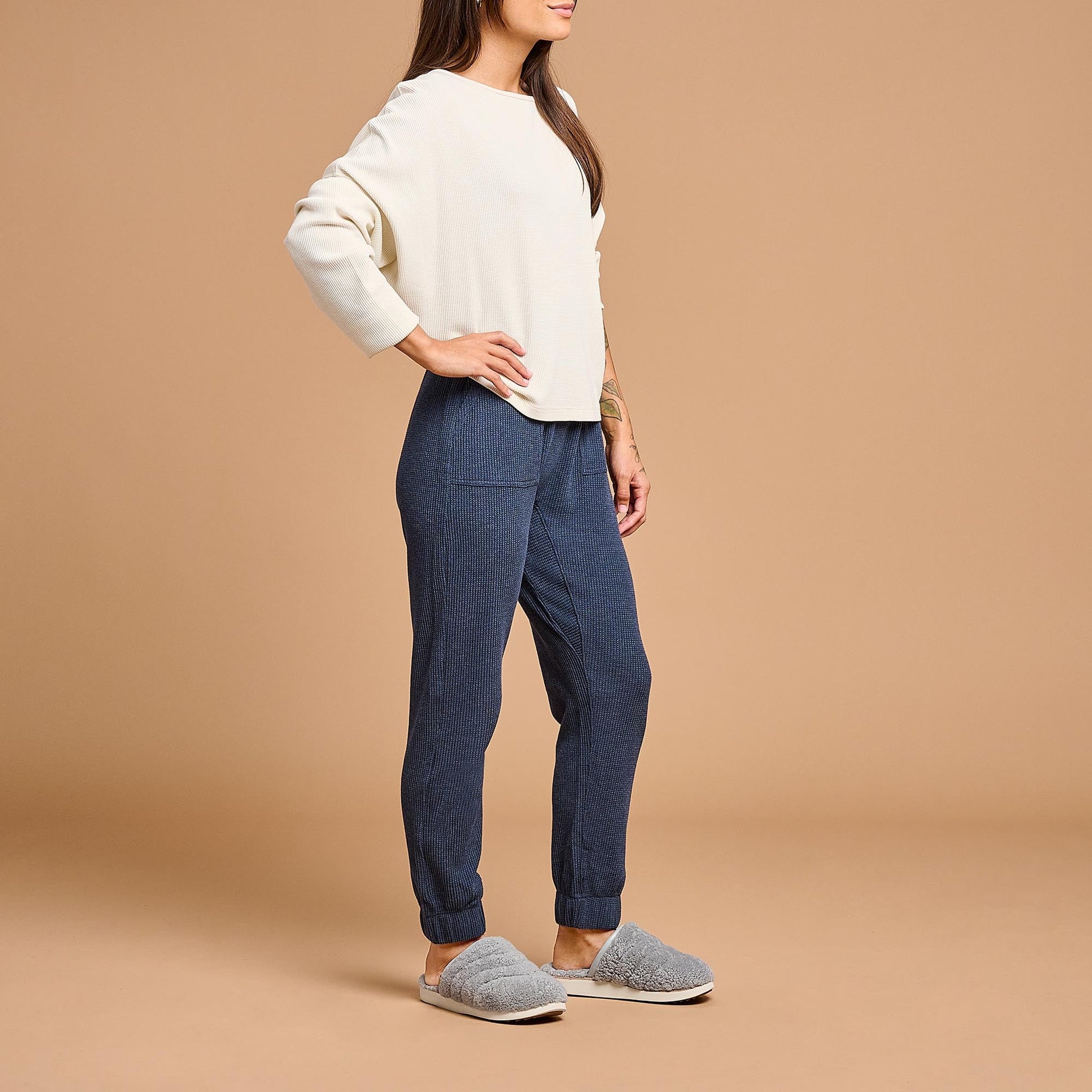 OluKai Pūpū Mua - Pale Grey