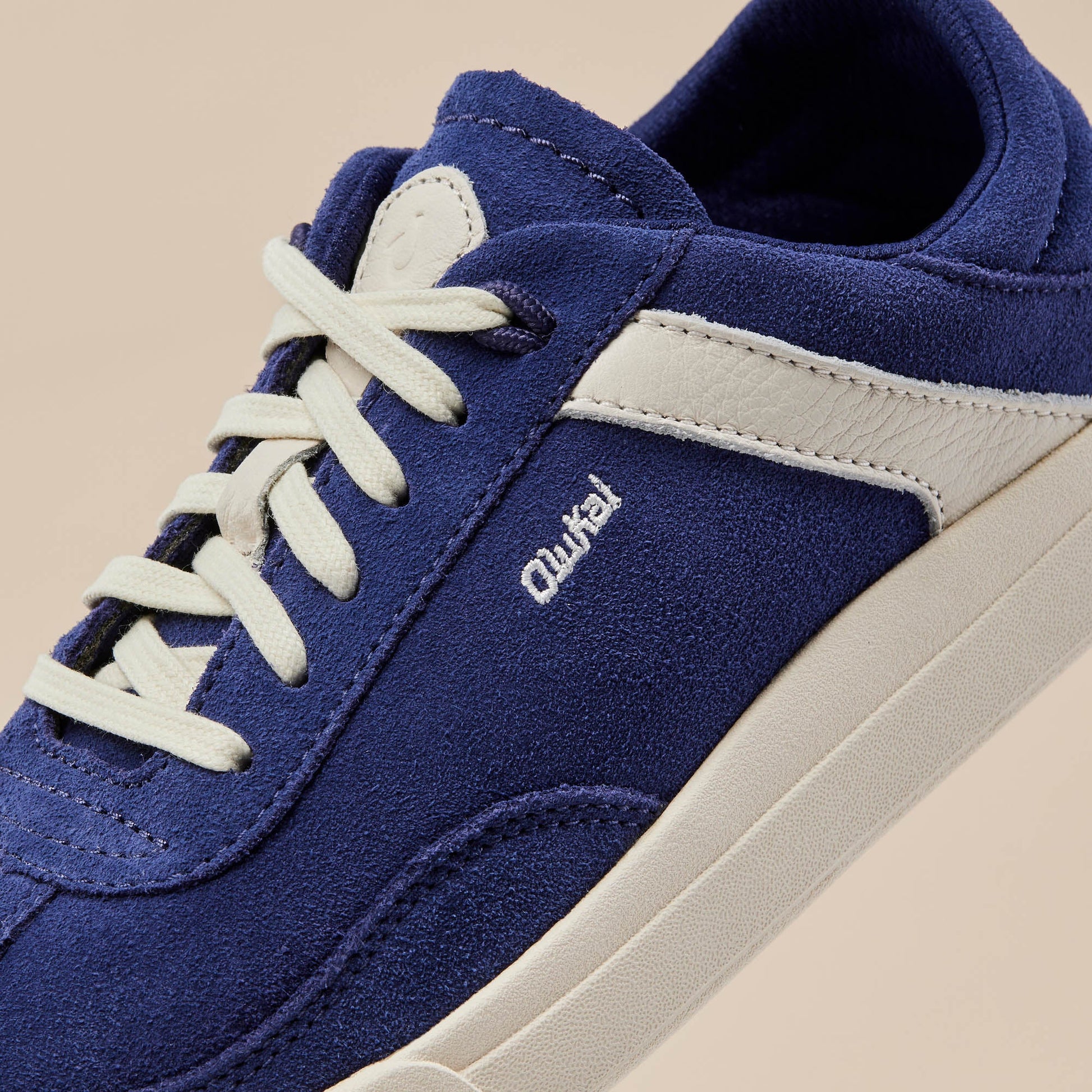 OluKai Hā‘upu - Navy / Off White