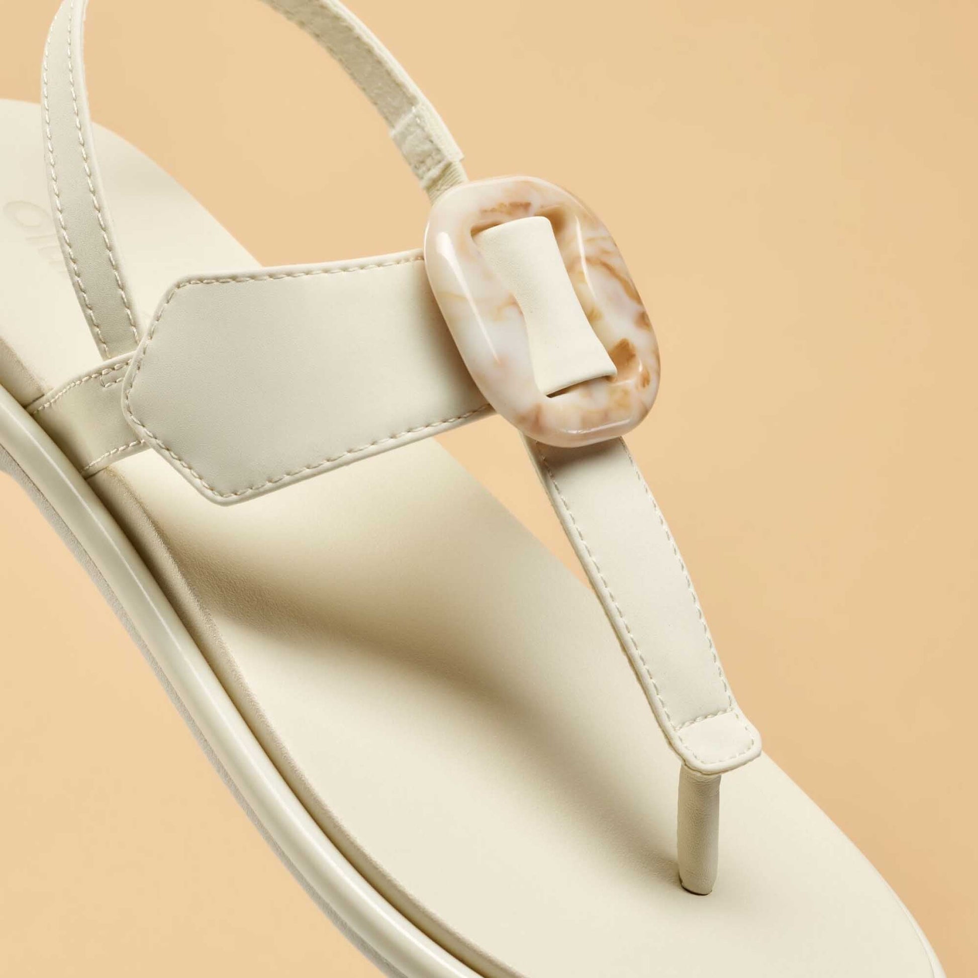 OluKai La‘i T–Bar - White Sand / White Sand
