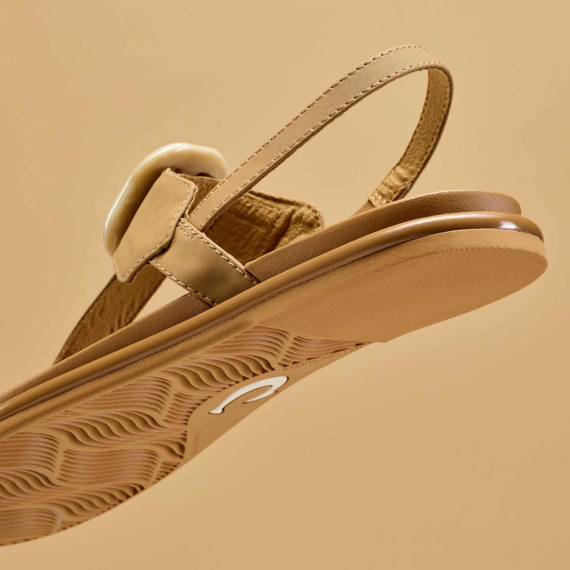 OluKai La‘i T–Bar - Tan / Tan