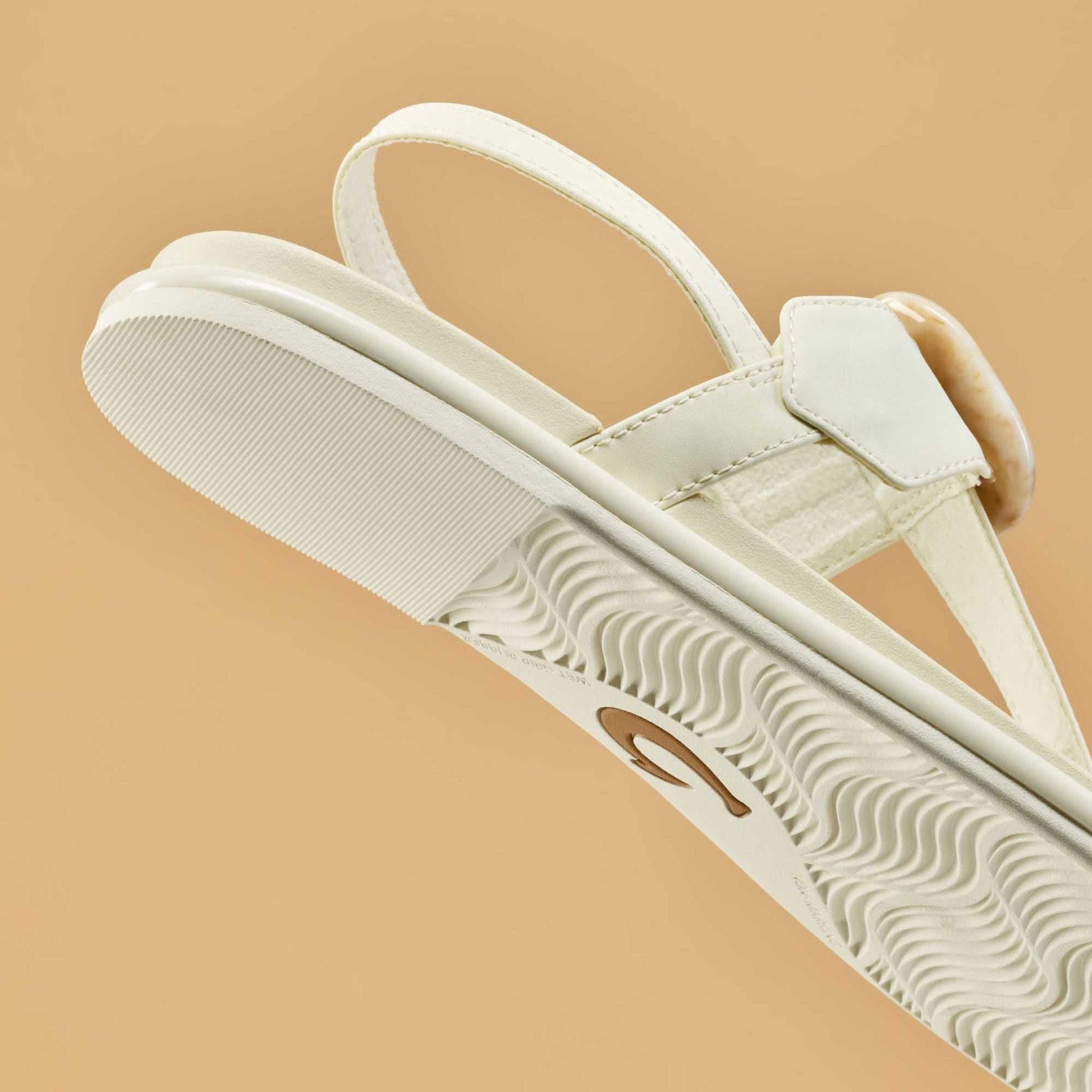 OluKai La‘i T–Bar - White Sand / White Sand