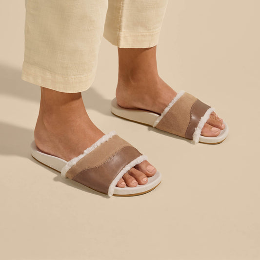 OluKai Hō‘ala Slide - Tan / Puka