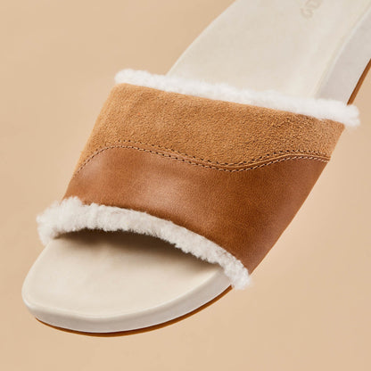 OluKai Hō‘ala Slide - Tan / Puka