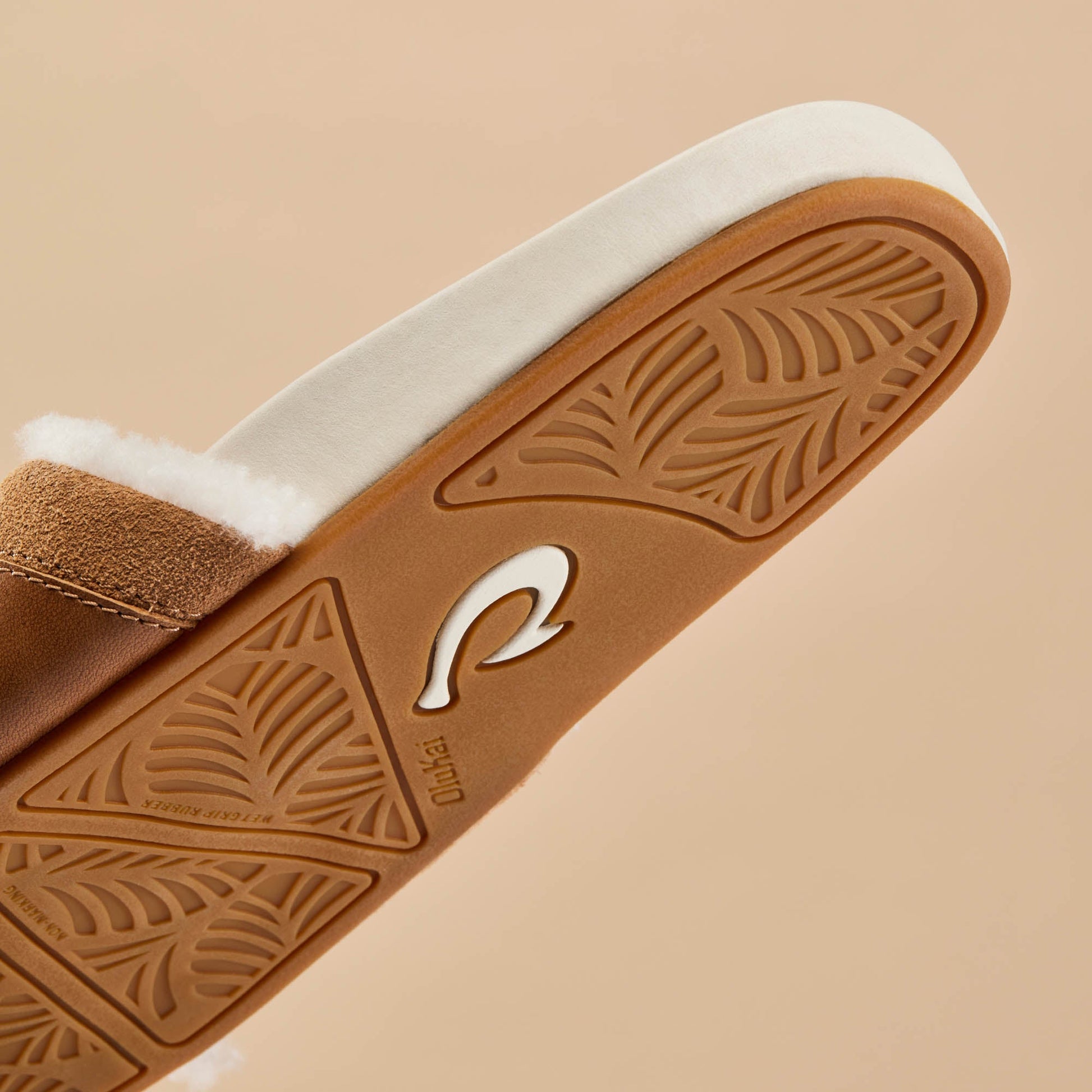 OluKai Hō‘ala Slide - Tan / Puka