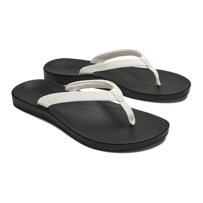 OluKai ‘Uiki - Bright White / Lava Rock