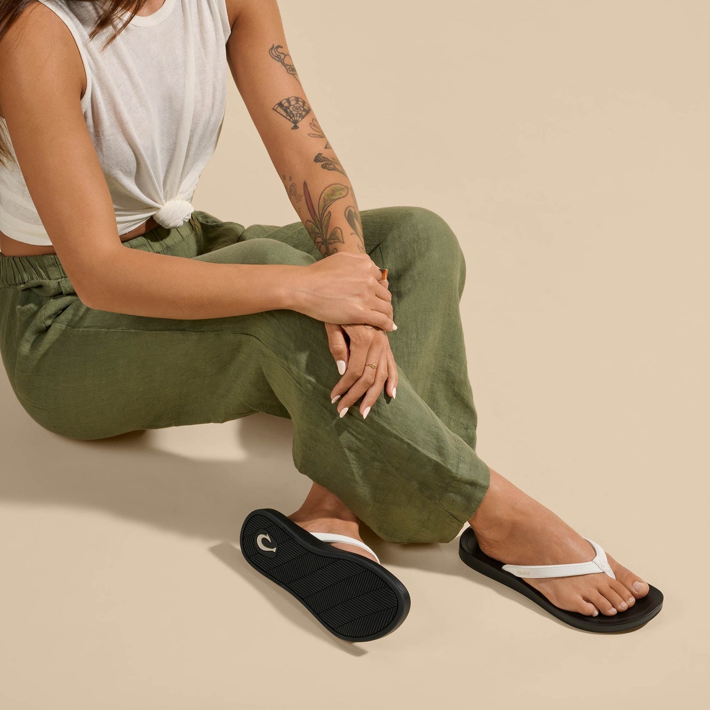 OluKai ‘Uiki - Bright White / Lava Rock