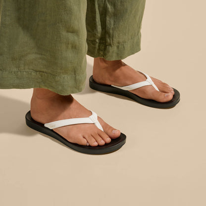 OluKai ‘Uiki - Bright White / Lava Rock