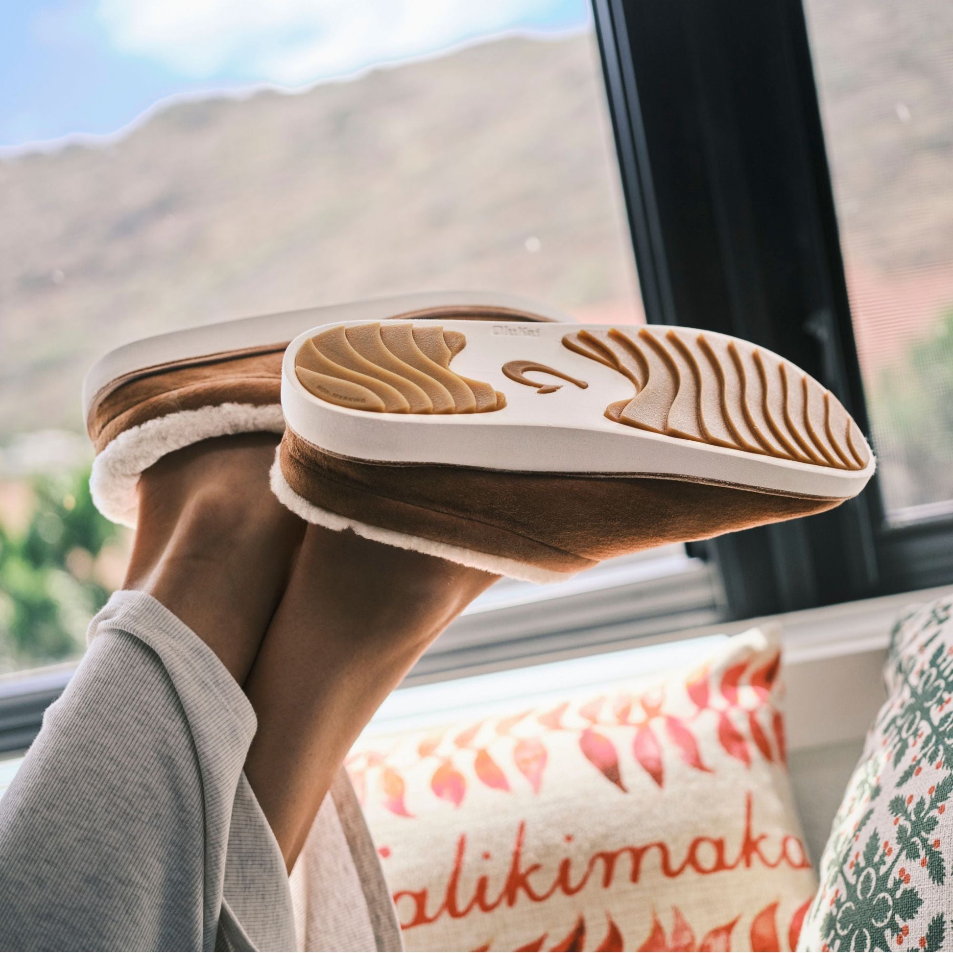 OluKai Mani - Tan / Golden Sand