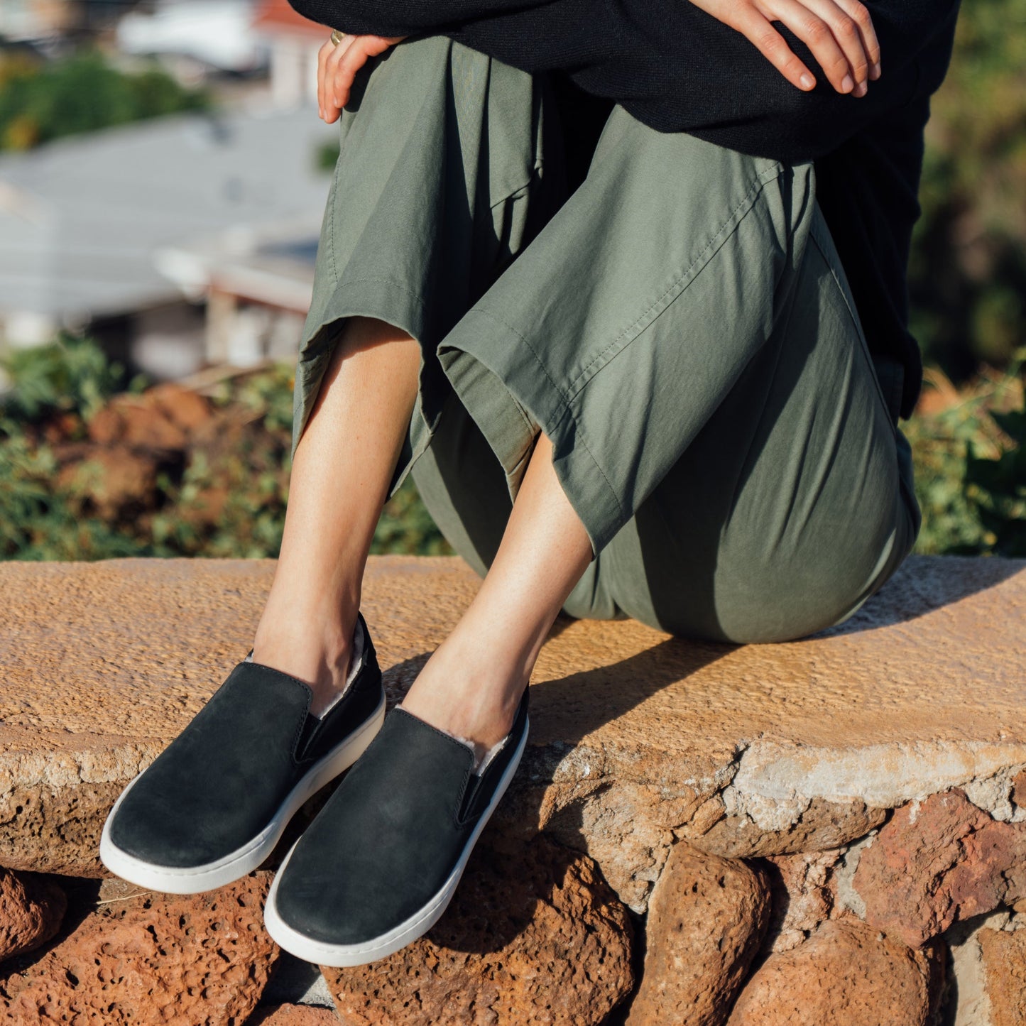 OluKai Pehuea Cozy-Lava Rock / Lava Rock