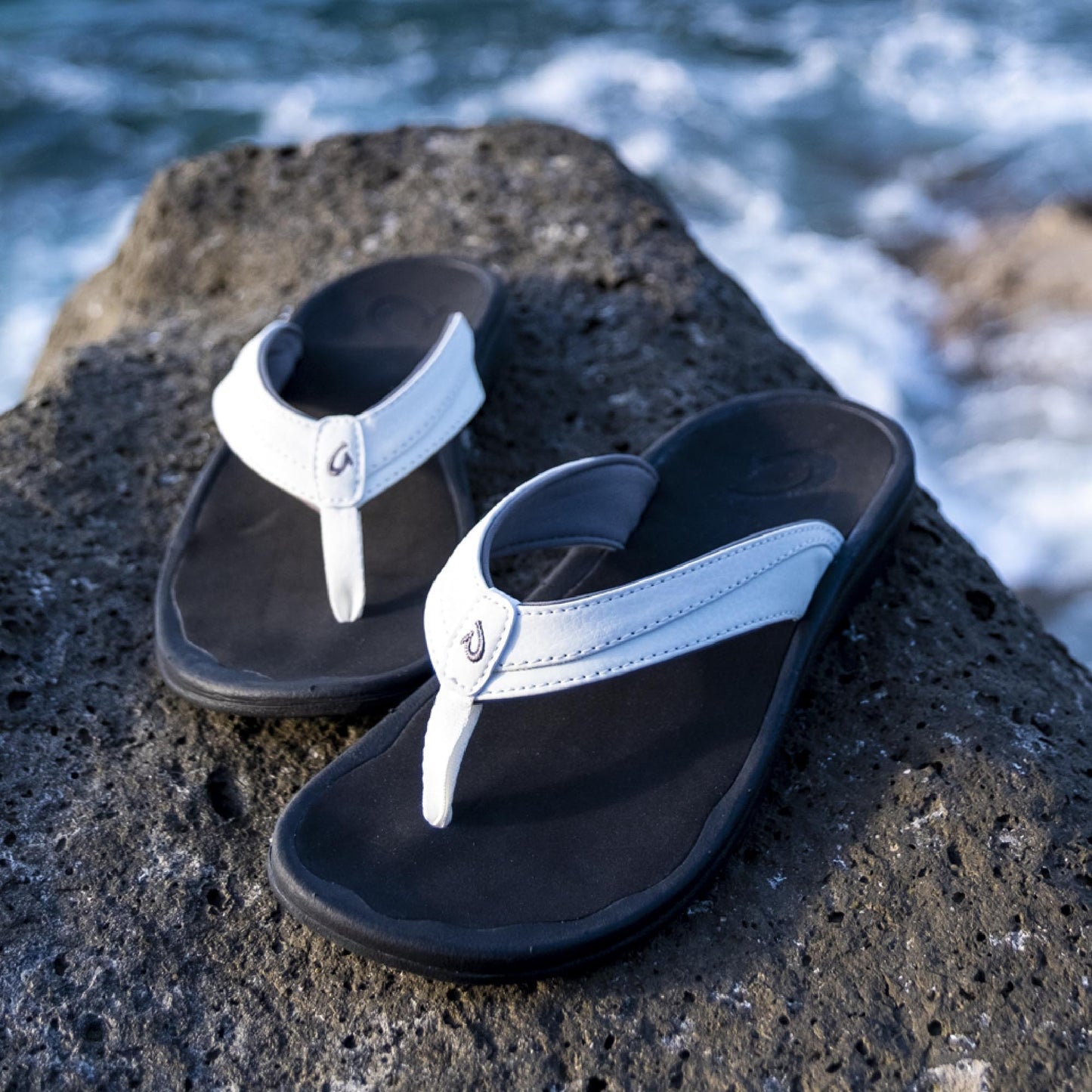 OluKai ‘Ohana - White / Black