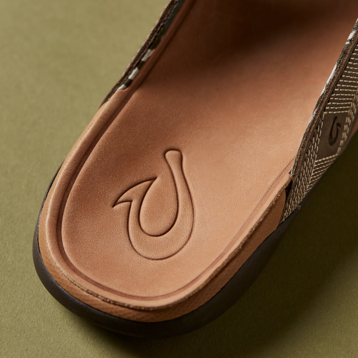 OluKai Tuahine - Hunter / Golden Sand