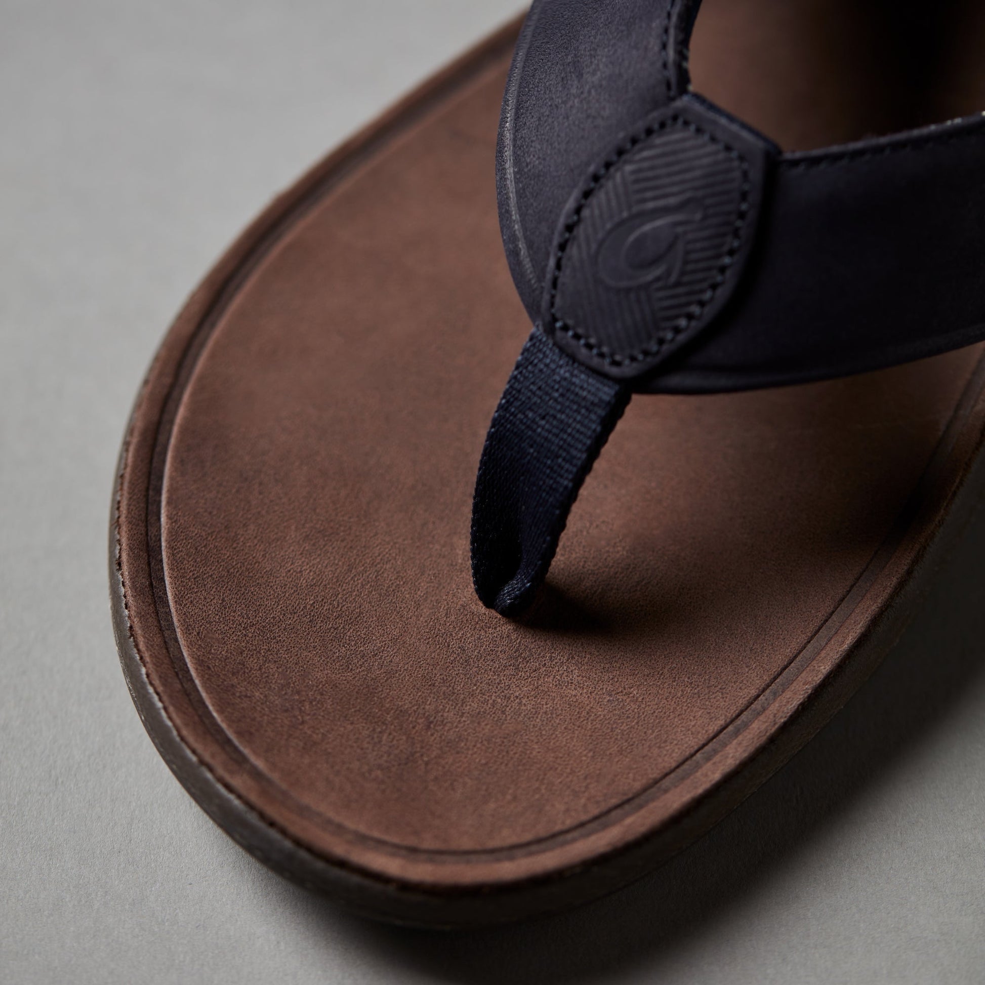 OluKai Tuahine - Trench Blue / Dark Wood
