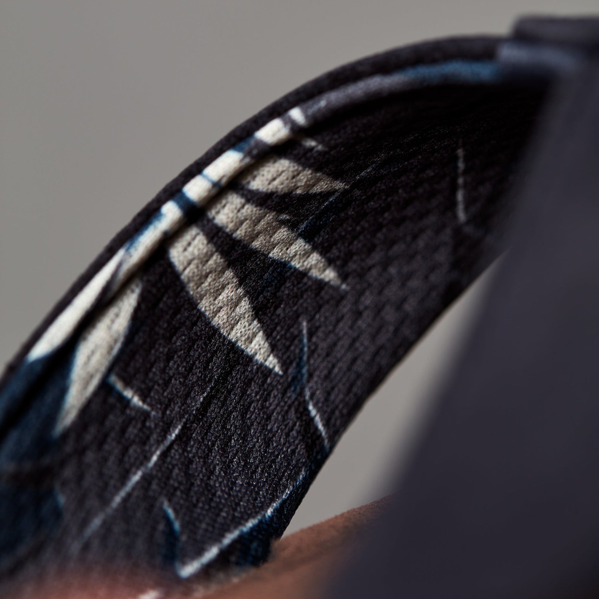 OluKai Tuahine - Trench Blue / Dark Wood
