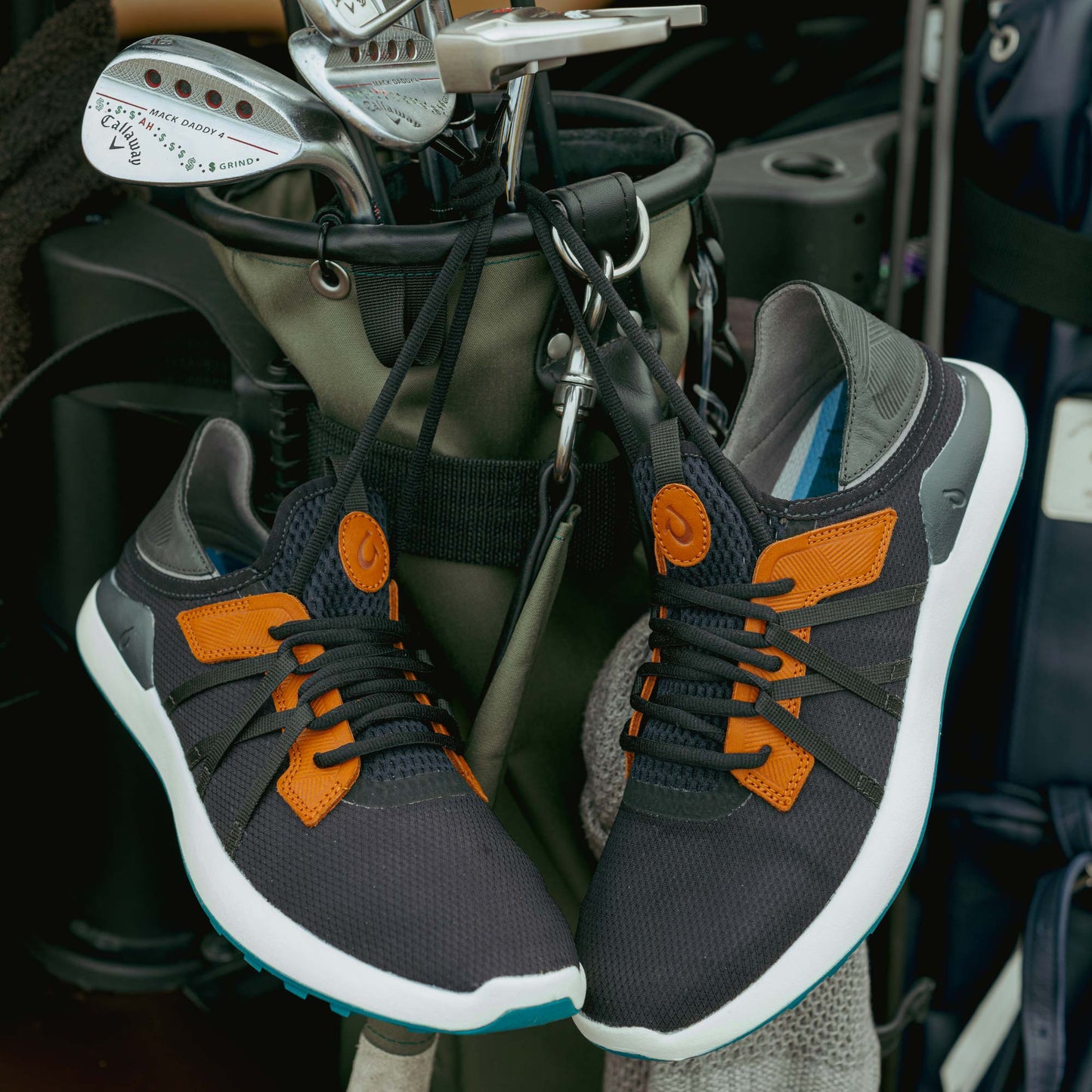 OluKai Manele - Black / Dark Shadow